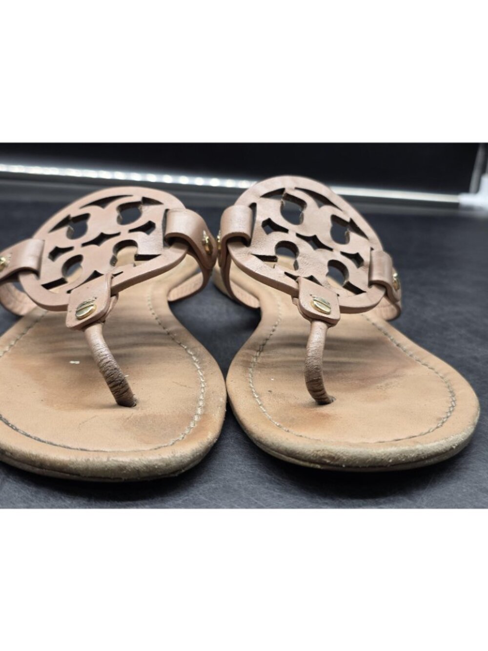 Tory Burch Sandals Womens Size 9 40 Miller Beige Logo Thong Damage Stains Shoes - Picture 2 of 10